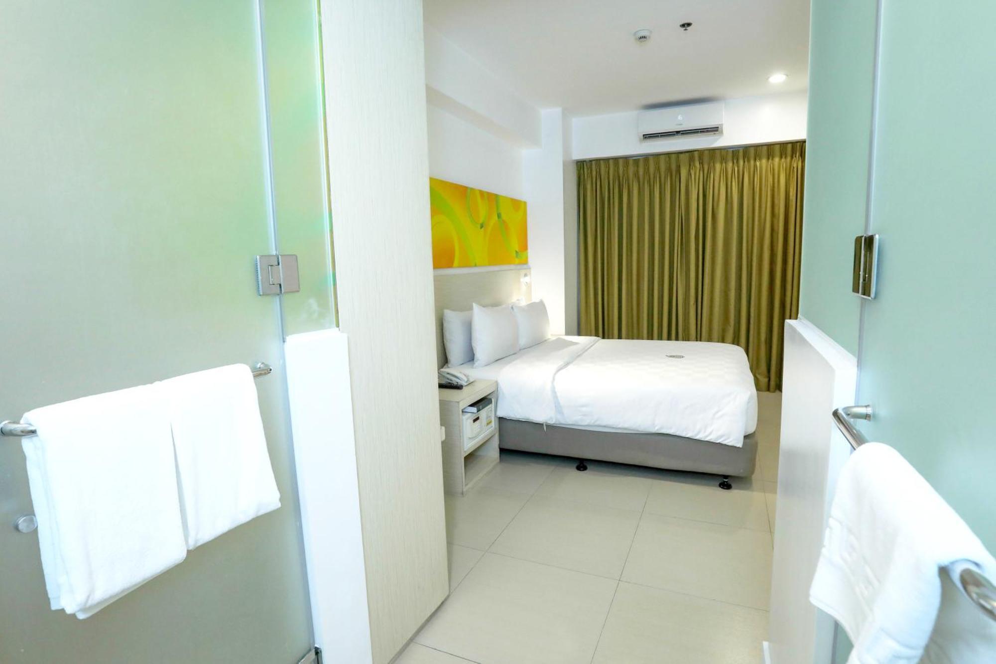 Go Hotels Timog Quezon City Buitenkant foto